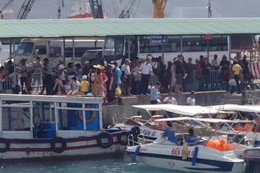 Du khách nhộn nhịp tại cảng Nha Trang trong tháng 7/2019