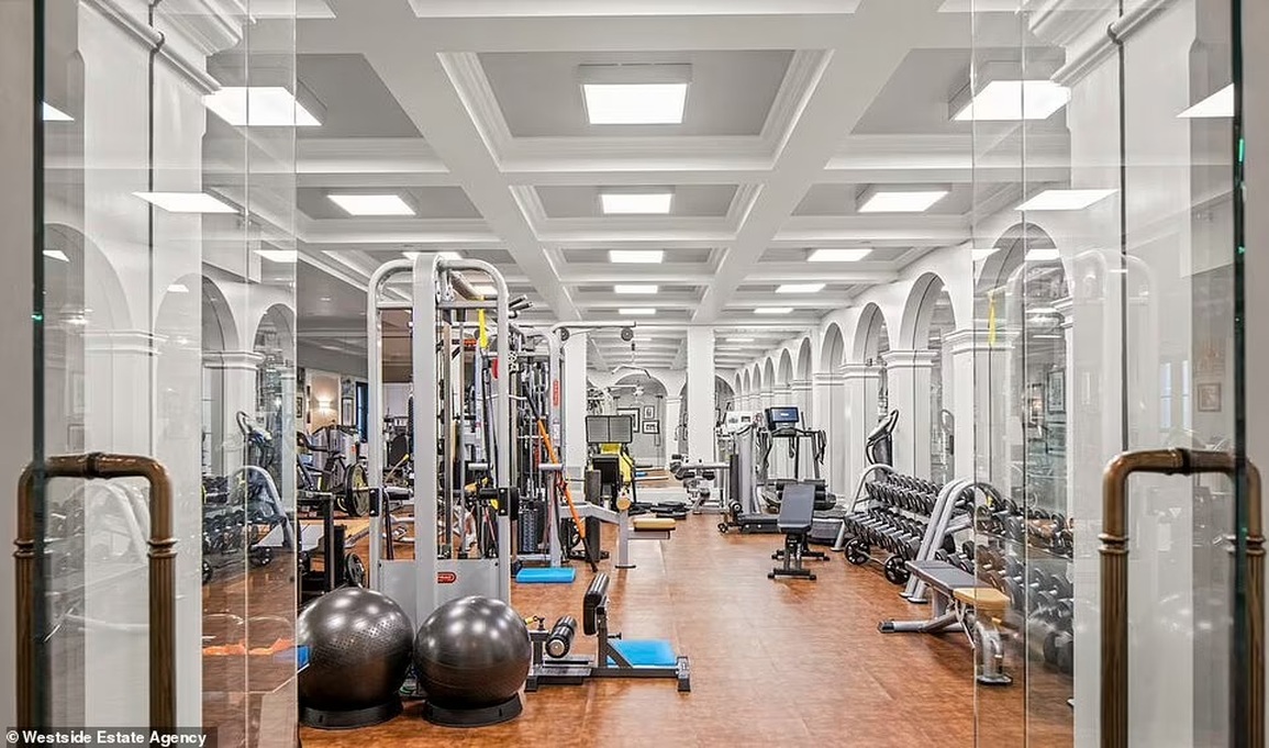 Tài tử Mark Wahlberg rao bán biệt thự với giá... hơn 2.000 tỷ đồng - 9