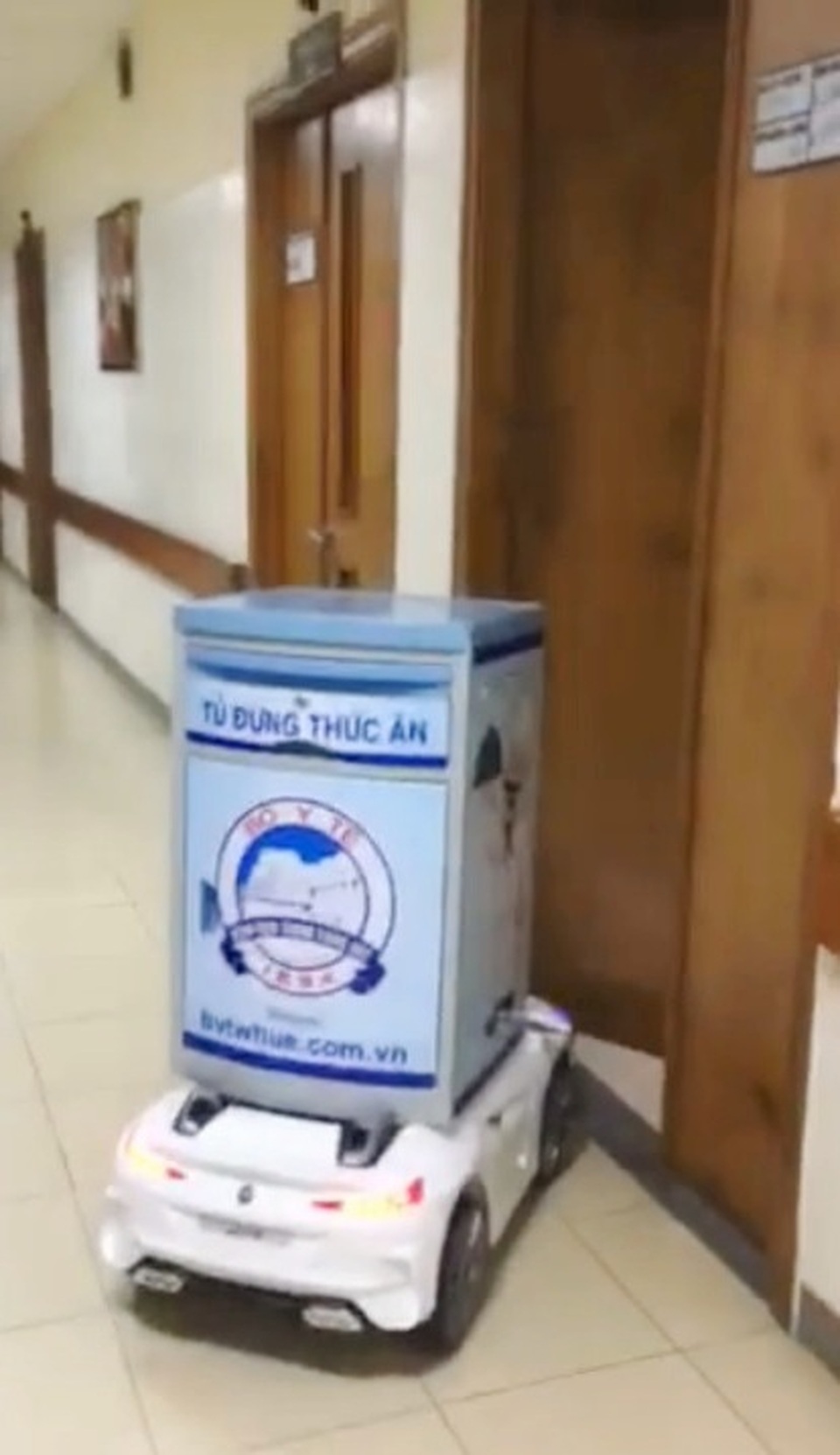 Dùng robot mang thức ăn phục vụ bệnh nhân cách ly nghi nhiễm nCoV - 3 Dùng robot mang thức ăn phục vụ bệnh nhân cách ly nghi nhiễm nCoV - 3