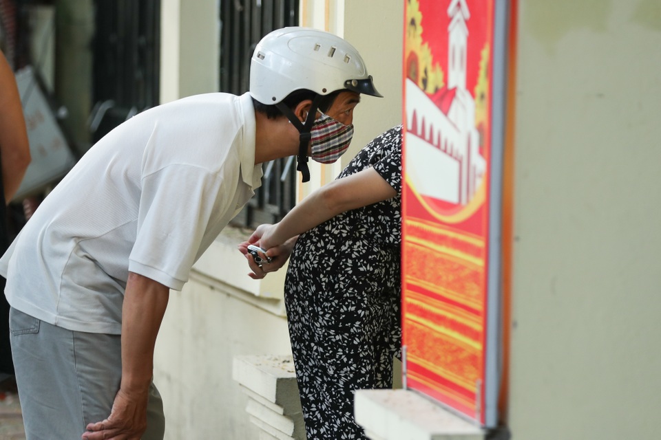 Xúc động tình cha mẹ dành cho các sĩ tử: Nâng niu từng khoảnh khắc! - 14 Xúc động tình cha mẹ dành cho các sĩ tử: Nâng niu từng khoảnh khắc! - 14