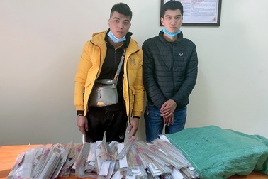 Mang theo hơn 800 túi pháo, 2 thanh niên bỏ chạy khi gặp 141 Hà Nội