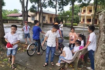 Hàng trăm phụ huynh không cho trẻ đi học để phản đối sáp nhập trường