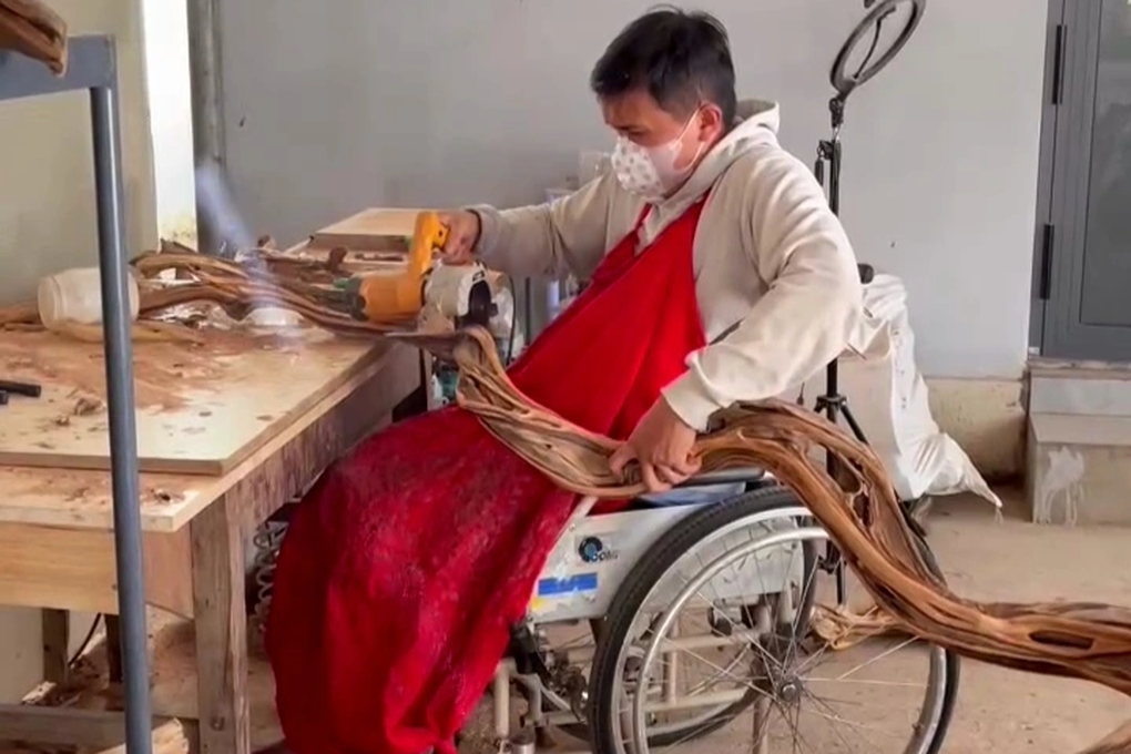 9X boss in a wheelchair earns 30 million VND/month - 2