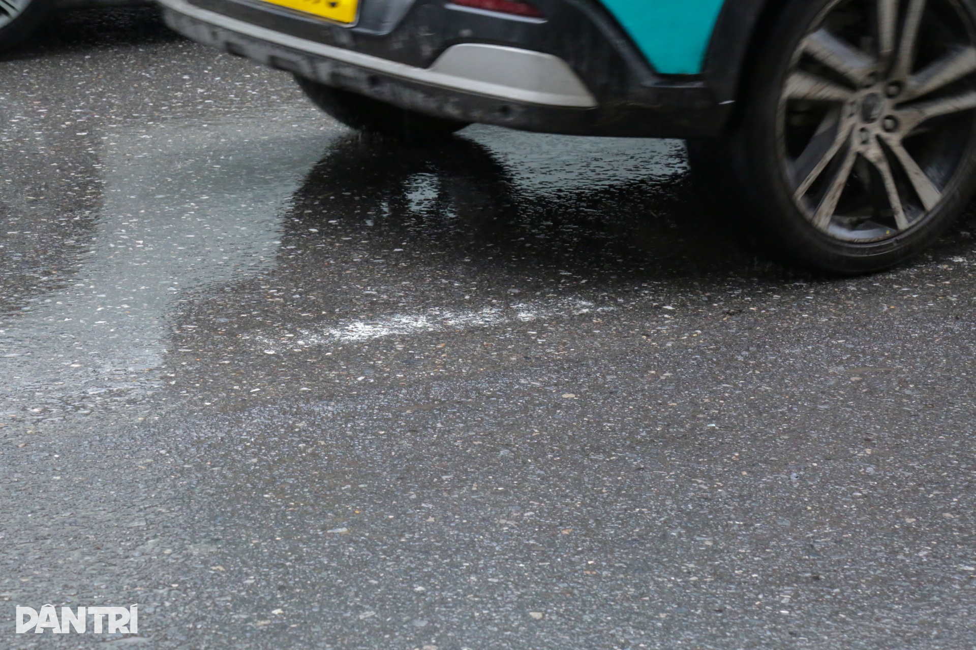 Vạch kẻ làn đường bị mờ nhìn như ma trận, nhiều lái xe lo bị phạt oan - 4