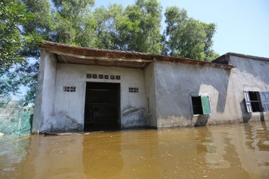 Kênh thủy lợi nghìn tỷ gặp sự cố trong đêm, nhà dân bị ngập bất ngờ