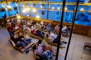 Rạp chiếu phim ngoài trời độc đáo thu hút giới trẻ Sài Gòn