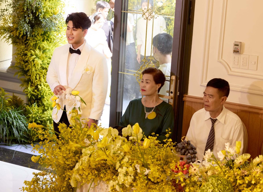 Ca sĩ Akira Phan mang 9 tráp mạ vàng kèm sổ đỏ hỏi cưới vợ doanh nhân - 3 Ca sĩ Akira Phan mang 9 tráp mạ vàng kèm sổ đỏ hỏi cưới vợ doanh nhân - 3