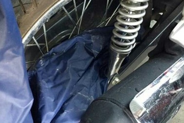 Hy hữu một người bị áo mưa siết cổ tử vong