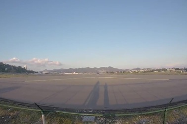 Video máy bay cất cánh sát ngay trên đầu người quay phim