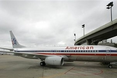 Máy bay Mỹ chạy quá đường băng, gãy làm đôi tại Jamaica