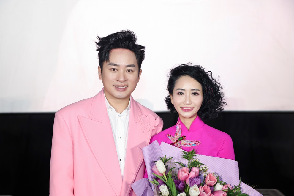 Tung Duong recounts his childhood singing: The stage was his bed, his cousin was the audience - 2 Tùng Dương kể tuổi thơ đi hát: Sân khấu là giường, chị họ làm khán giả - 2