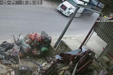 Kinh hoàng khoảnh khắc xe container lật nghiêng khi vào cua tốc độ cao