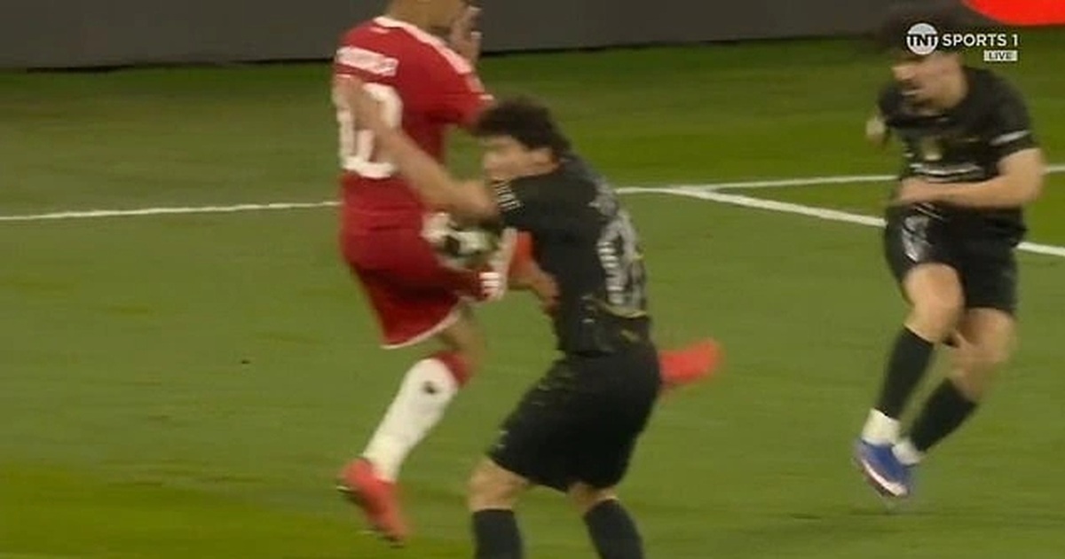 Điều luật ít người biết giúp PSG thoát khỏi phạt đền trước Bayern Munich