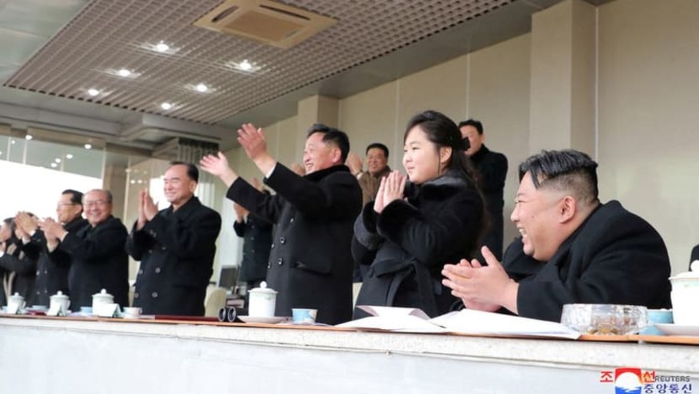 Con gái ông Kim Jong-un đi xem bóng đá với cha - 2 Con gái ông Kim Jong-un đi xem bóng đá với cha - 2