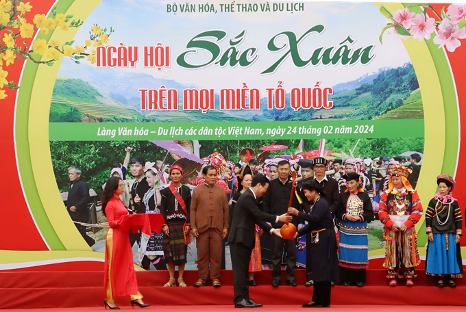 Chủ tịch nước dự lễ Trỉa lúa, hòa vào điệu xòe Thái trong Ngày hội sắc Xuân - 8