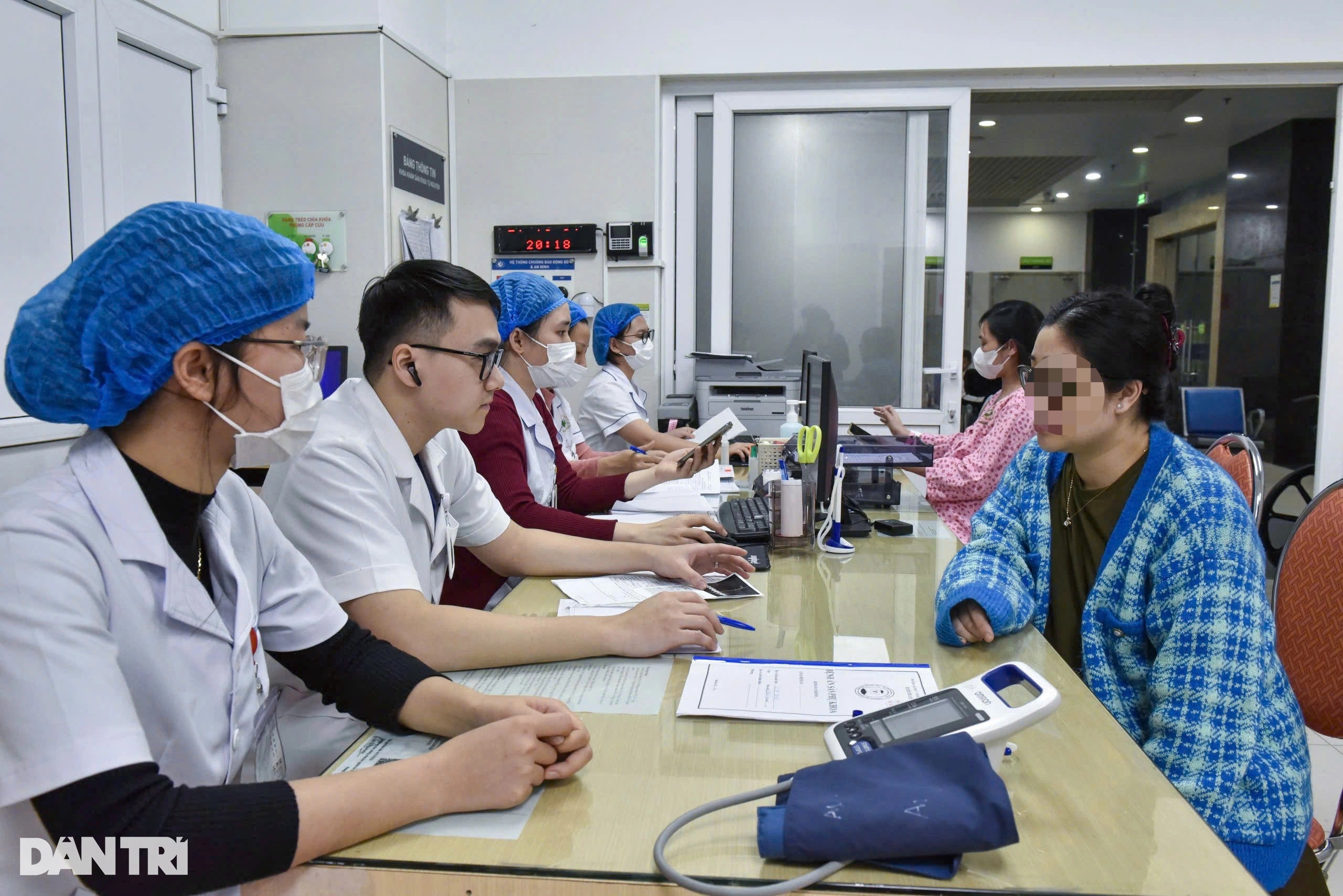 Xuyên đêm đón những công dân 2025 Việt Nam đầu tiên - 1 Xuyên đêm đón những công dân 2025 Việt Nam đầu tiên - 1