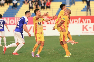 CLB Thanh Hóa ghi 3 bàn trong 25 phút, đánh bại SHB Đà Nẵng