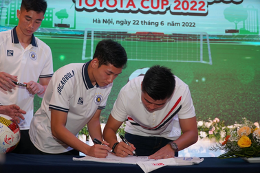 Quan Văn Chuẩn chia sẻ khát vọng trở thành ngôi sao với cầu thủ nhí