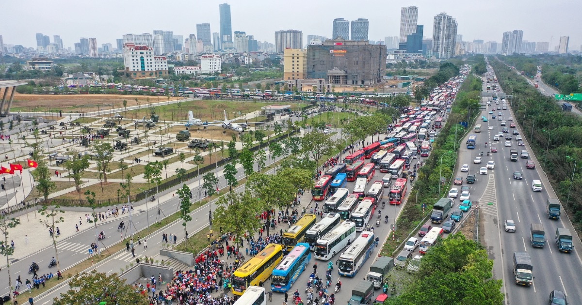 View - Hàng trăm xe khách ùn ứ dài 3km đường vào Bảo tàng Lịch sử Quân sự Việt Nam | Báo Dân trí