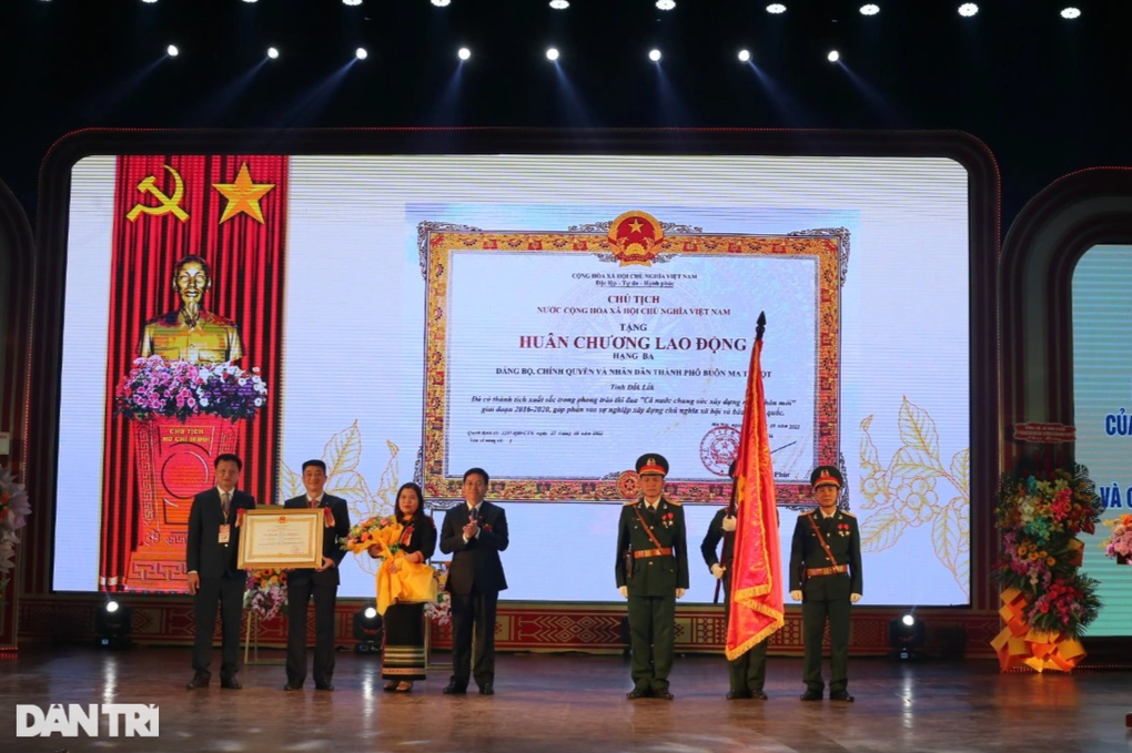 Thủ phủ cà phê Buôn Ma Thuột đón nhận Huân chương Lao động hạng Ba - 1 Thủ phủ cà phê Buôn Ma Thuột đón nhận Huân chương Lao động hạng Ba - 1