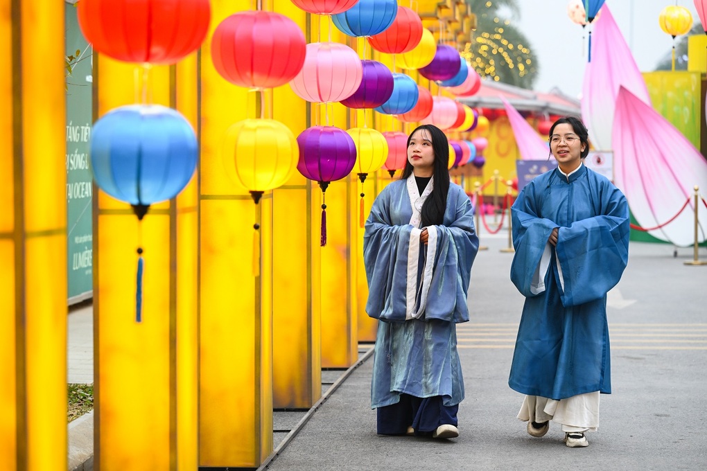 Du khách ấn tượng với quy mô của Lễ hội Ánh sáng phương Đông 2025 - 9 Du khách ấn tượng với quy mô của Lễ hội Ánh sáng phương Đông 2025 - 9