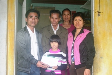 Quà nhân ái tiếp tục đến với em Hà Phương Thúy