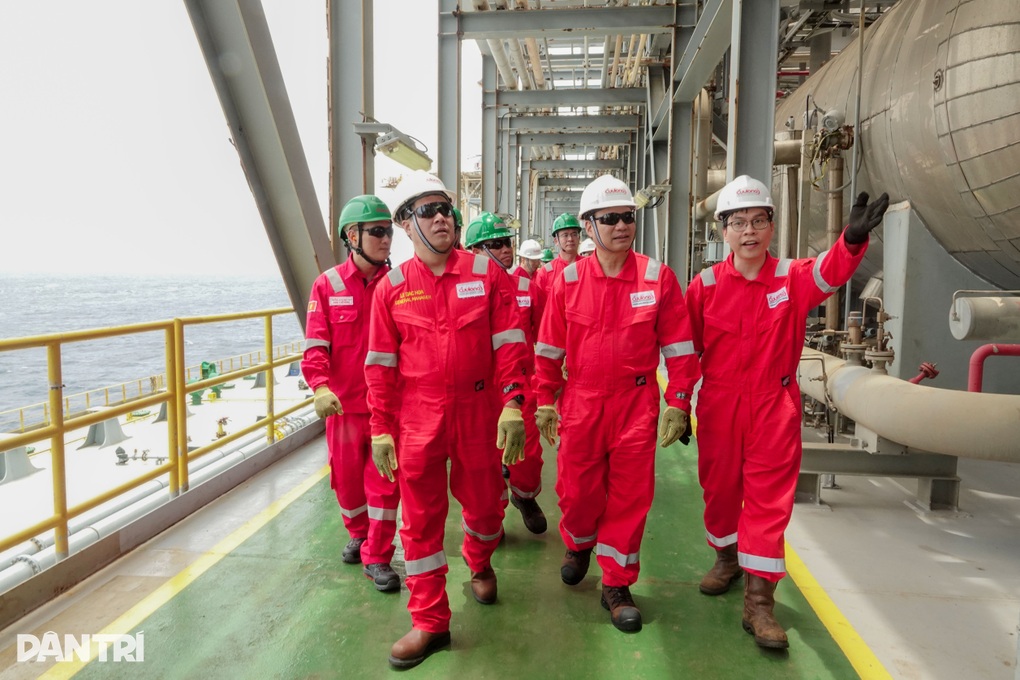 Lãnh đạo Bộ Nội vụ kiểm tra an toàn lao động tại mỏ dầu khí trên biển - 6 Lãnh đạo Bộ Nội vụ kiểm tra an toàn lao động tại mỏ dầu khí trên biển - 6