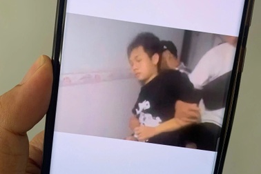 Bắt 2 thanh niên cướp ở cửa hàng tiện lợi TPHCM