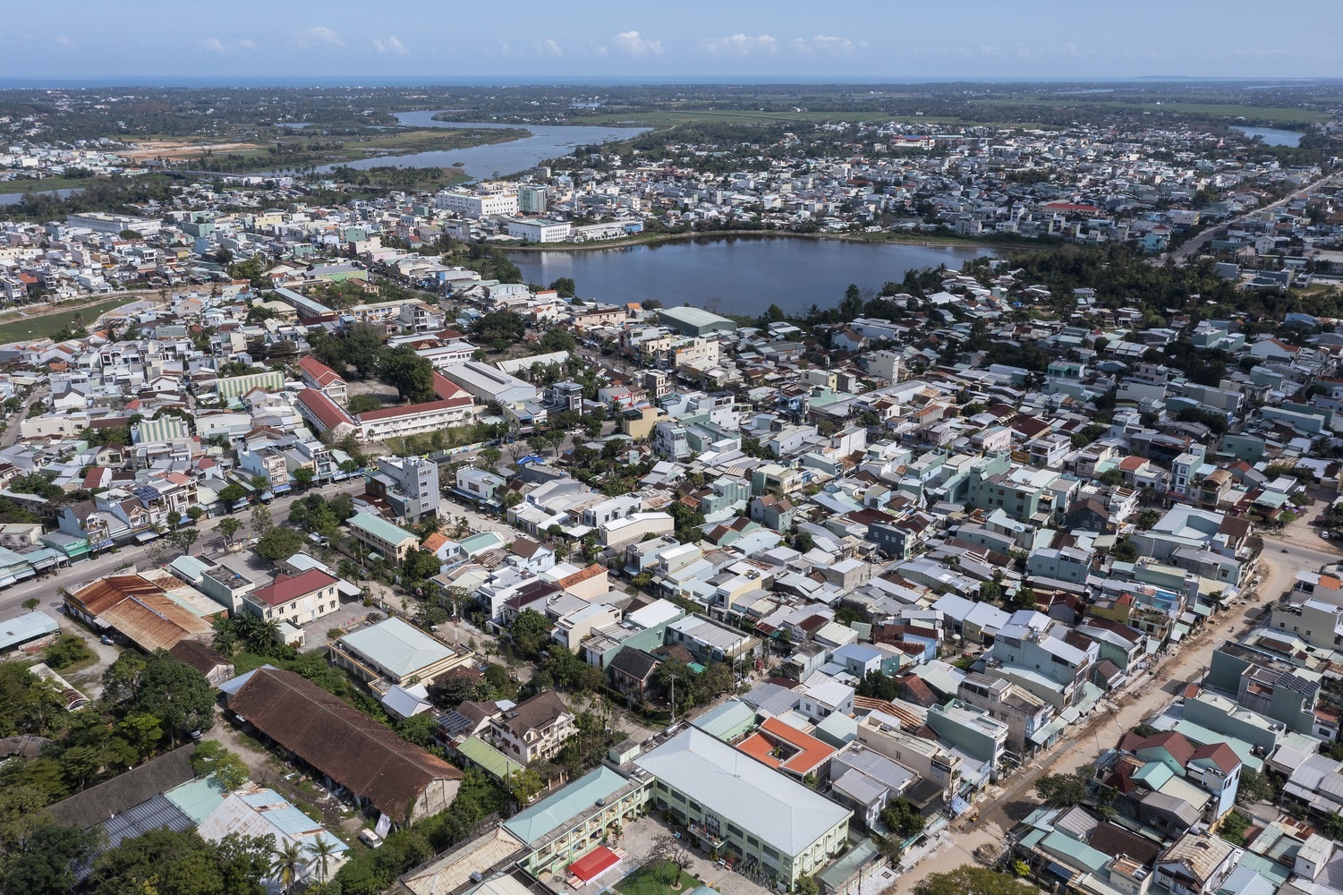 View - Căn nhà quê giữa phố độc đáo, có cả mảnh sân với cây cau, giếng nước | Báo Dân trí