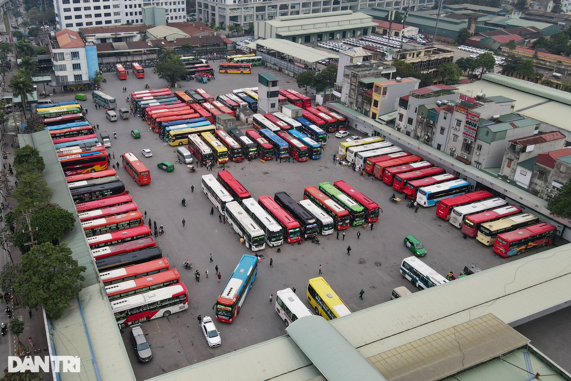 Người dân đổ xô về quê nghỉ Tết, đường vành đai 3 Hà Nội ùn tắc kéo dài - 12 Người dân đổ xô về quê nghỉ Tết, đường vành đai 3 Hà Nội ùn tắc kéo dài - 12