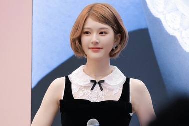 Hậu trầm cảm, Triệu Lộ Tư nhuận sắc trở lại với mái tóc ngắn và váy búp bê