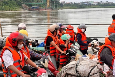 Vận hành lại phà quân sự ở khu vực cầu Phong Châu