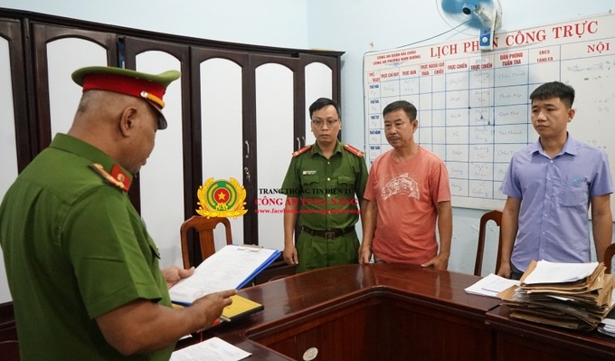 Cơ quan Cảnh sát điều tra Công an TP Đà Nẵng tống đạt các quyết định đối với ông Nguyễn Nho Cầm (ảnh: CACC).