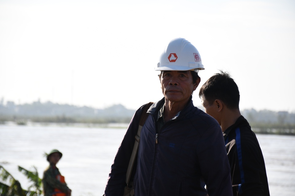 Công nhân hoảng loạn trên công trường giữa dòng lũ - 2 Công nhân hoảng loạn trên công trường giữa dòng lũ - 2