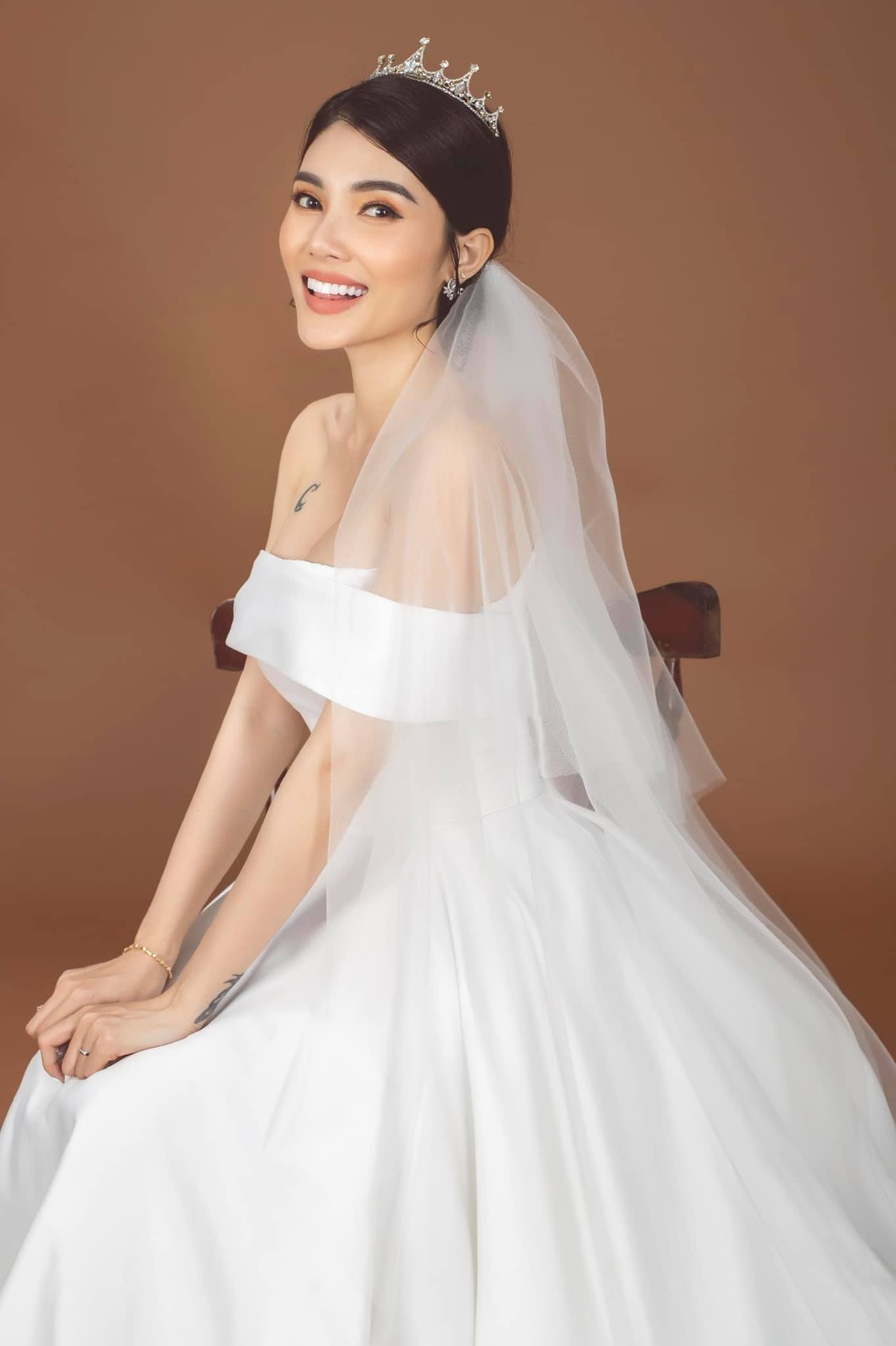 Người đẹp lấy chồng được tặng xe hơn 10 tỷ, mẹ chồng đại gia cưng hết mực - 1 Người đẹp lấy chồng được tặng xe hơn 10 tỷ, mẹ chồng đại gia cưng hết mực - 1