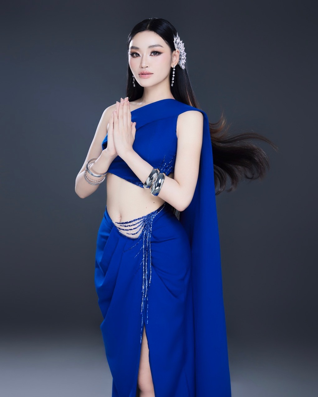 The organizers called for money to vote and choose the runner-up right on live broadcast - 2 Ban tổ chức kêu gọi bỏ tiền bình chọn, lựa Á hậu ngay trên sóng trực tiếp - 2