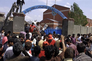 Pakistan: Đánh bom liều chết, gần 100 người thương vong