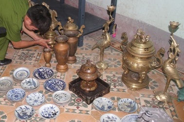 Hà Nội: Gã trai trộm nhiều đồ cổ trị giá hàng tỉ đồng rồi mang đi chôn giấu