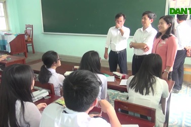 Học sinh THPT ở Phú Yên ngày đầu đến trường sau kỳ nghỉ dài