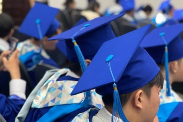 Từ vụ nam sinh 24 tuổi học tiến sĩ: Bằng giỏi, xuất sắc được ưu tiên gì?