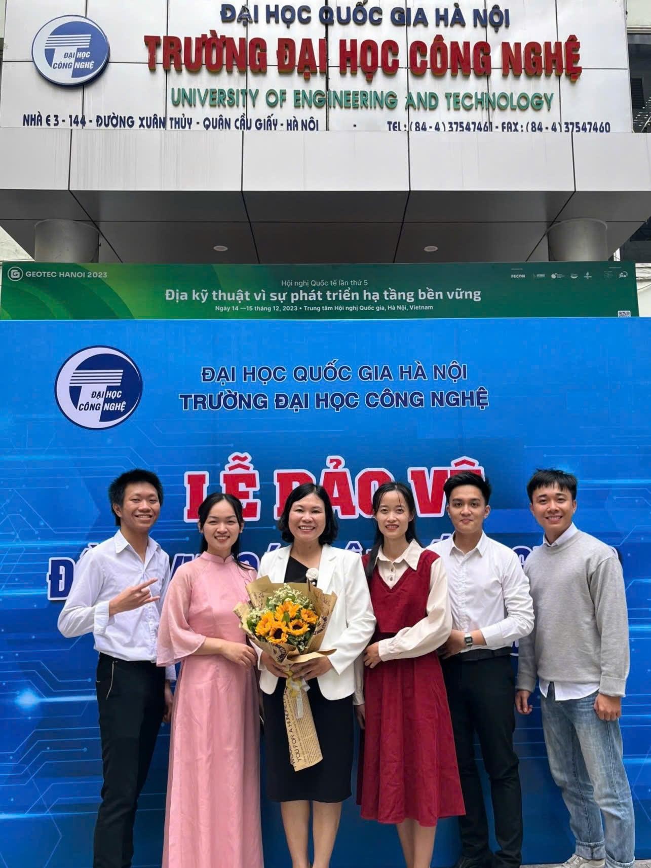 บัณฑิตเยี่ยมยอดและของขวัญสำหรับคุณแม่ผู้ล่วงลับ - 3 Thủ khoa tốt nghiệp xuất sắc và món quà dành tặng người mẹ đã khuất - 3