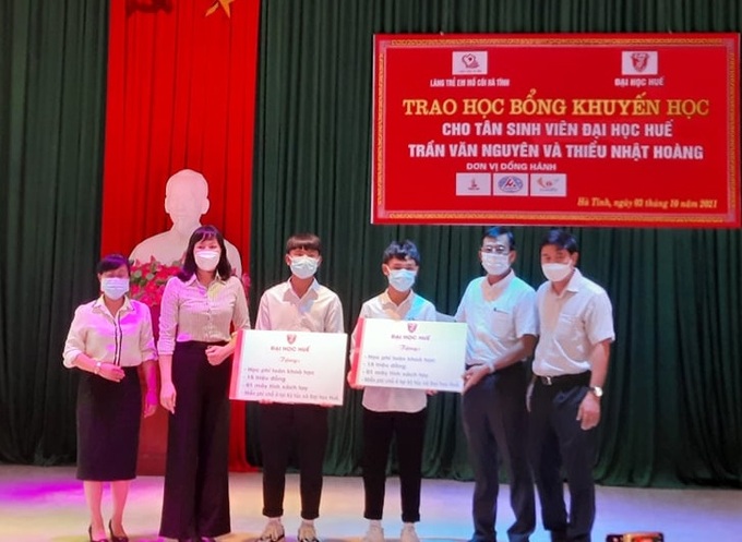 TS. Trương Quý Tùng, -PGĐ Trường Đại học Huế trao học bổng cho 2 tân sinh viên Trường Đại học Huế tại Làng Trẻ em mồ côi Hà Tĩnh