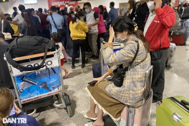 "Chuyến bay 16 tiếng" của người dân rời TPHCM về quê ăn Tết