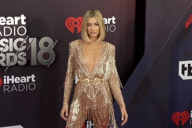 Hailey Baldwin diện trang phục gợi cảm