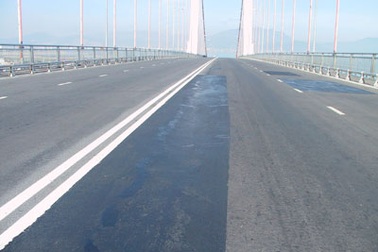 Xuất hiện hàng chục vết nứt trên cầu Thuận Phước 