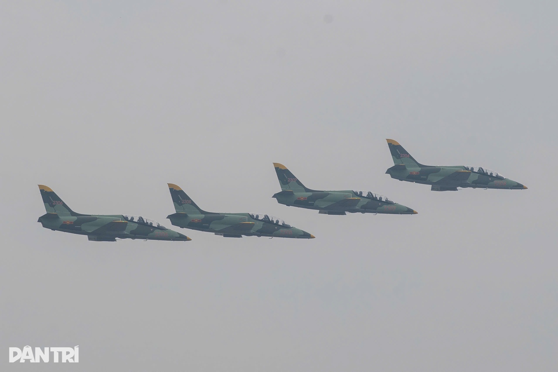 Hổ mang chúa SU-30MK2 nghiêng cánh chào Thủ đô - 12 Hổ mang chúa SU-30MK2 nghiêng cánh chào Thủ đô - 12