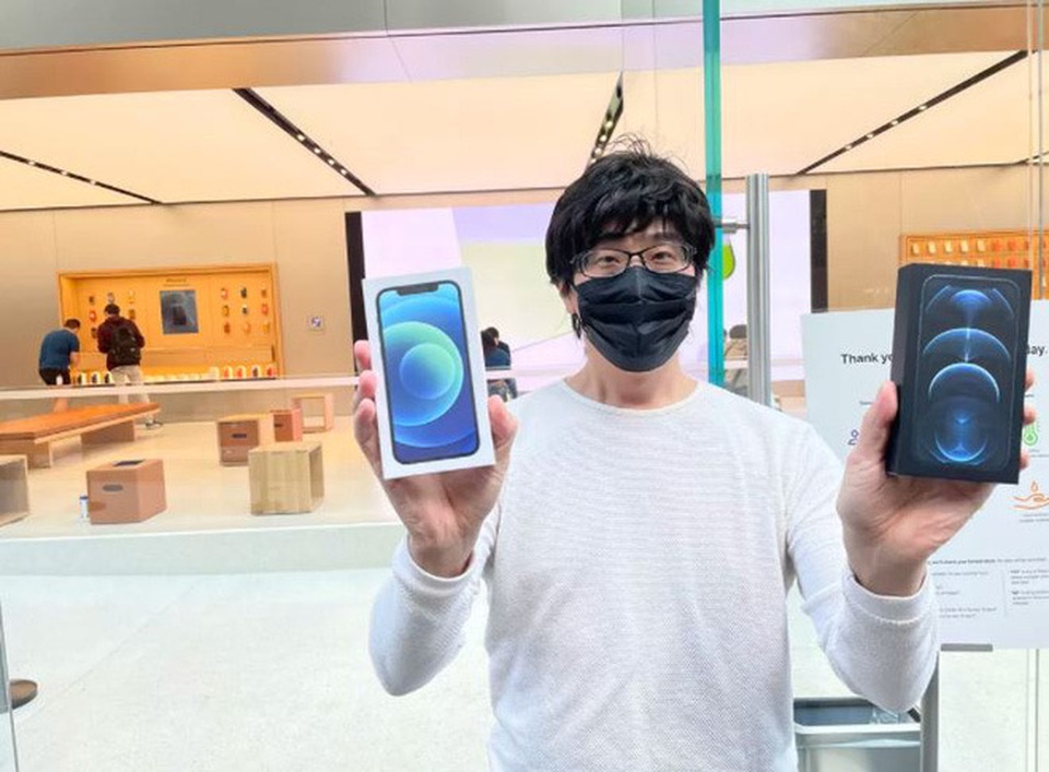Bất chấp Covid-19, dân tình vẫn xếp hàng dài chờ mua iPhone 12 - 2 Bất chấp Covid-19, dân tình vẫn xếp hàng dài chờ mua iPhone 12 - 2