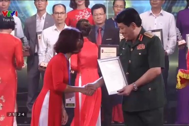 Phóng viên Dân trí lên nhận Giải C Báo chí Quốc gia