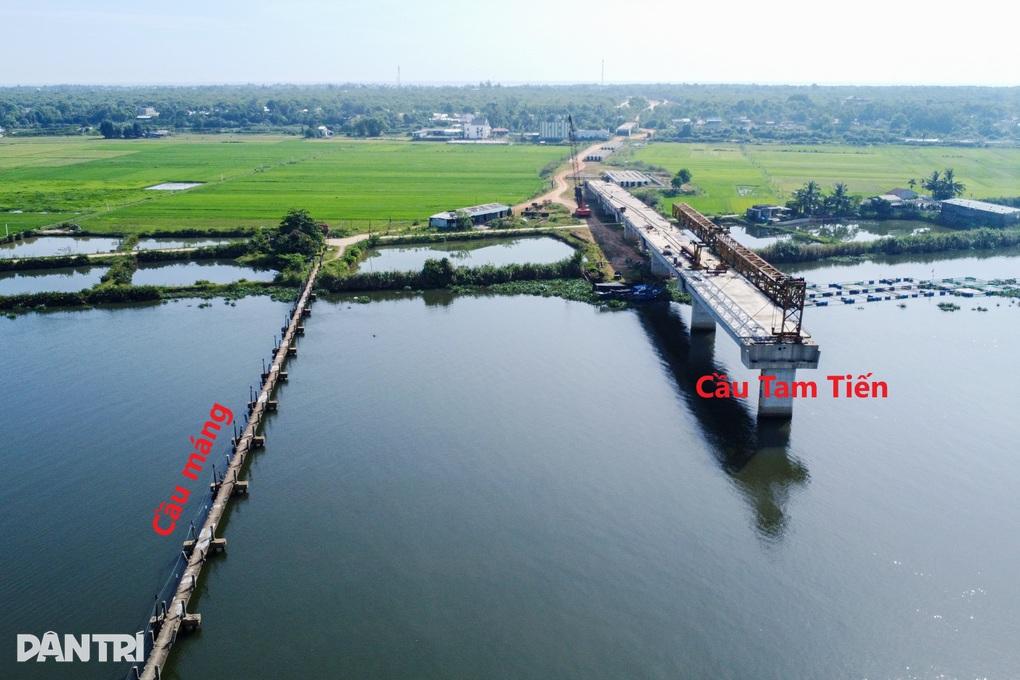 Dân liều mình băng qua máng nước “vĩnh biệt” ở Đà Nẵng - 1 Dân liều mình băng qua máng nước “vĩnh biệt” ở Đà Nẵng - 1