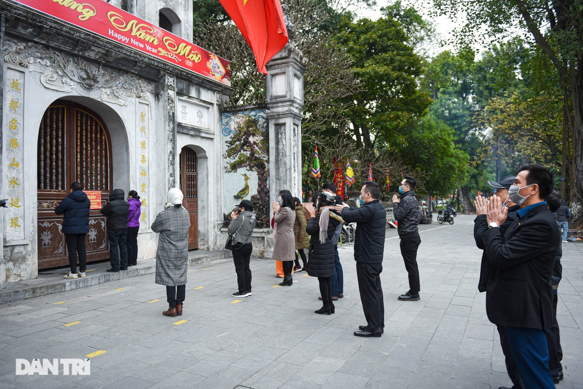 Người Hà Nội xếp hàng vái vọng từ xa, nhét tiền cầu may qua khe cửa - 5 Người Hà Nội xếp hàng vái vọng từ xa, nhét tiền cầu may qua khe cửa - 5